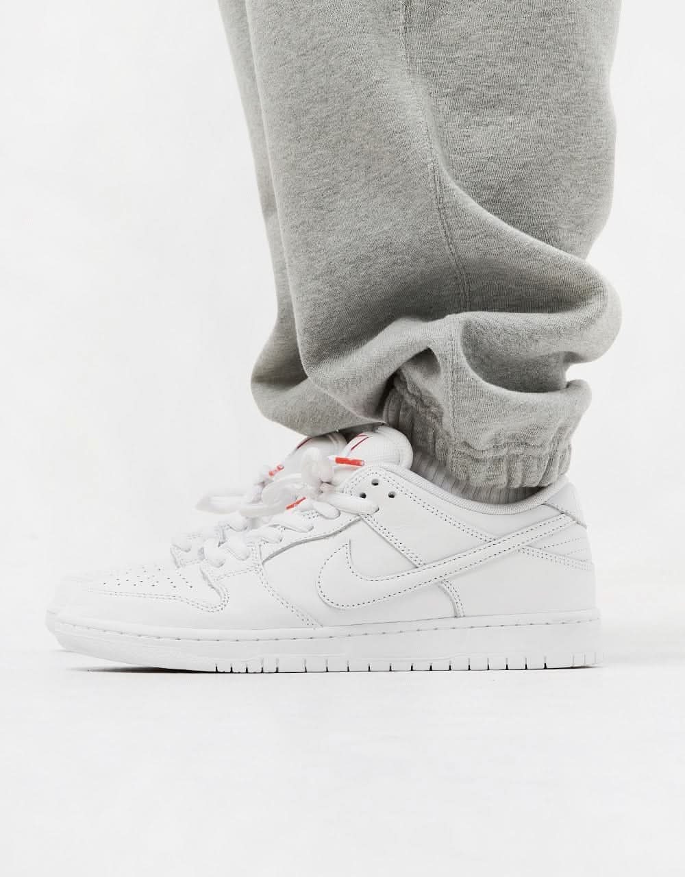 Nike Solo Swoosh Sweatpants - Dark Grey Heather/White