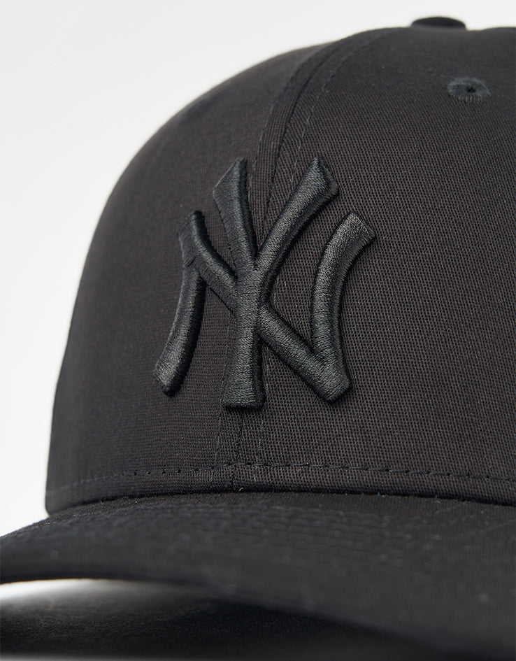 New Era New York Yankees Monochrome 9Seventy® Snapback Cap - Black/Black