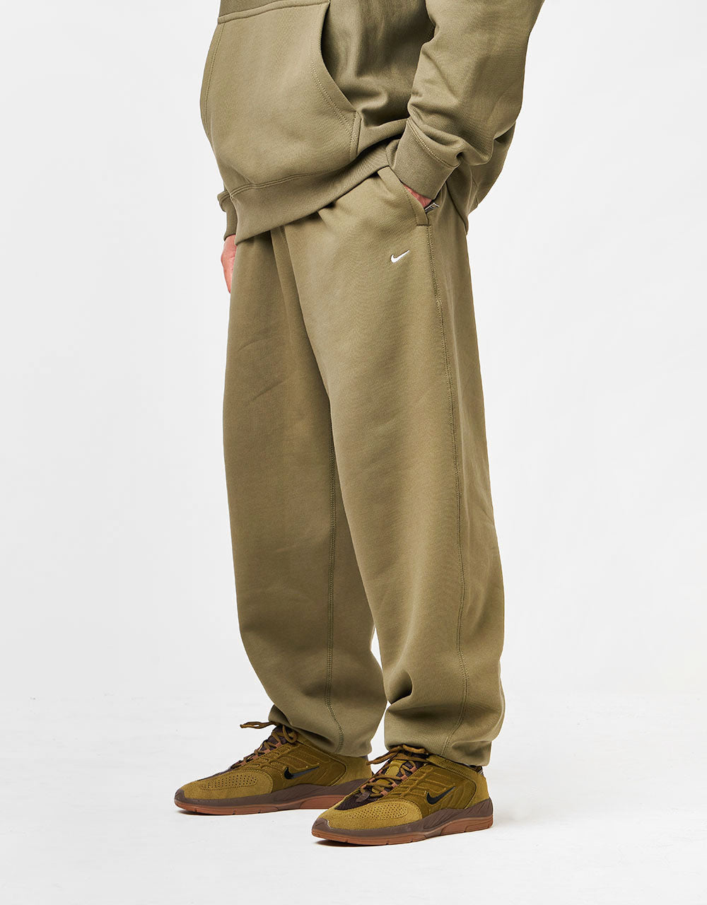 Nike Solo Swoosh Sweatpants - Medium Olive/Medium Olive/White