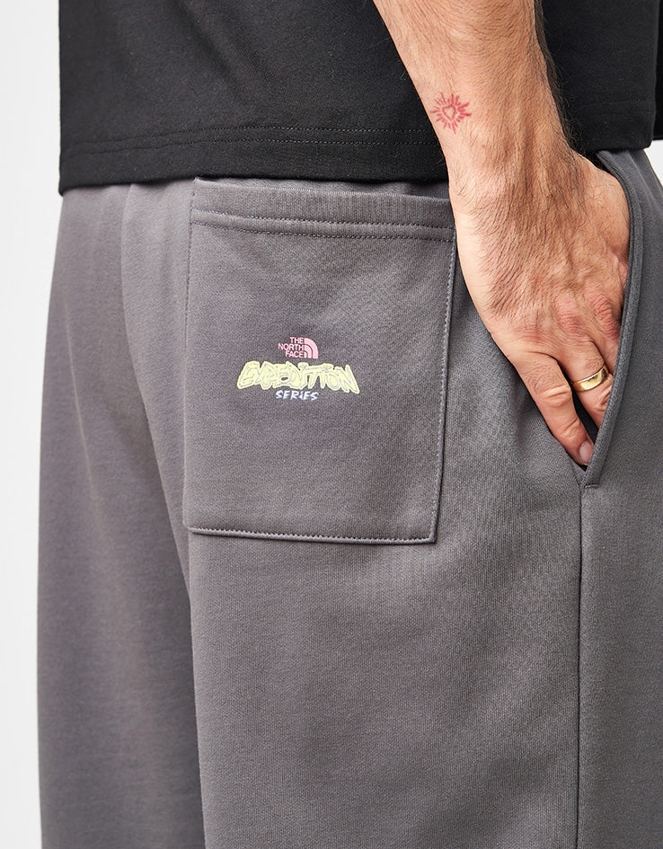 The North Face Expedition Celebration Relaxed Sweatpant - Anthracite Grey