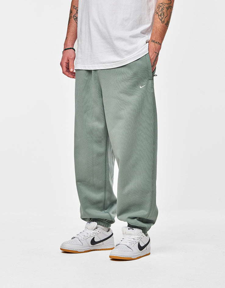 Nike Solo Swoosh Sweatpants - Clay Green/Clay Green/White