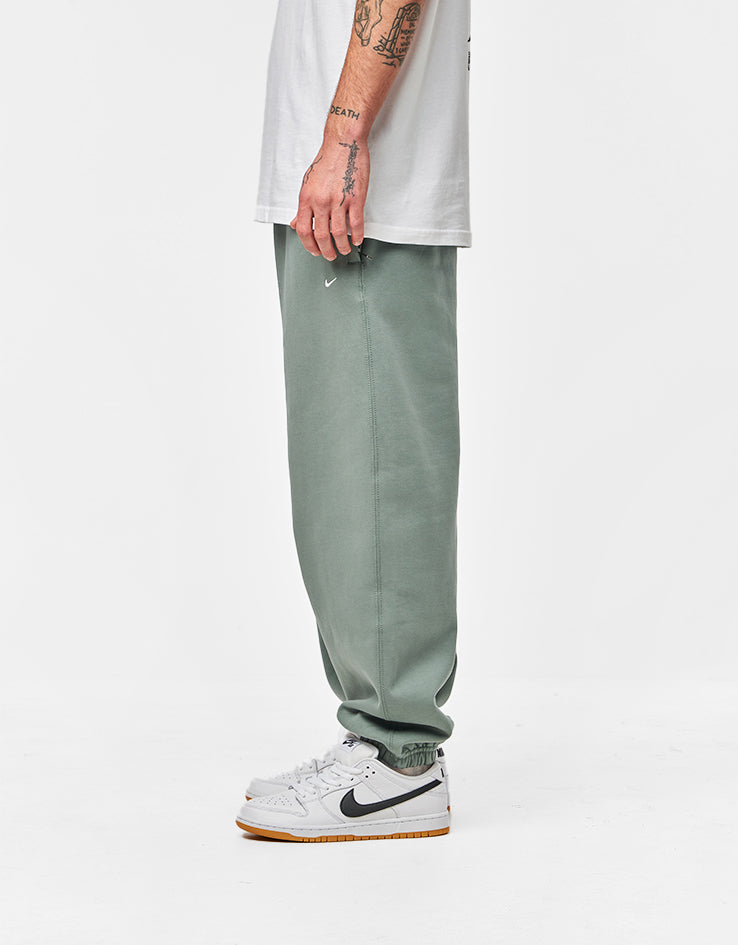 Nike Solo Swoosh Sweatpants - Clay Green/Clay Green/White