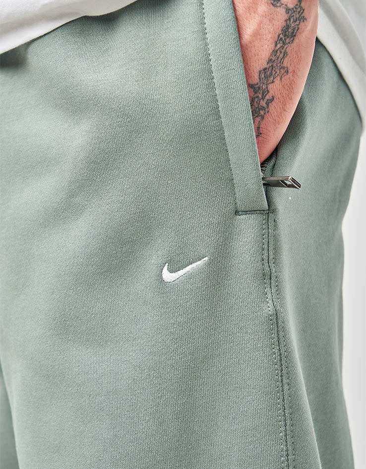 Nike Solo Swoosh Sweatpants - Clay Green/Clay Green/White