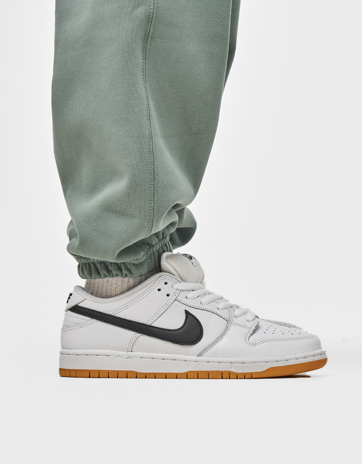 Nike Solo Swoosh Sweatpants - Clay Green/Clay Green/White