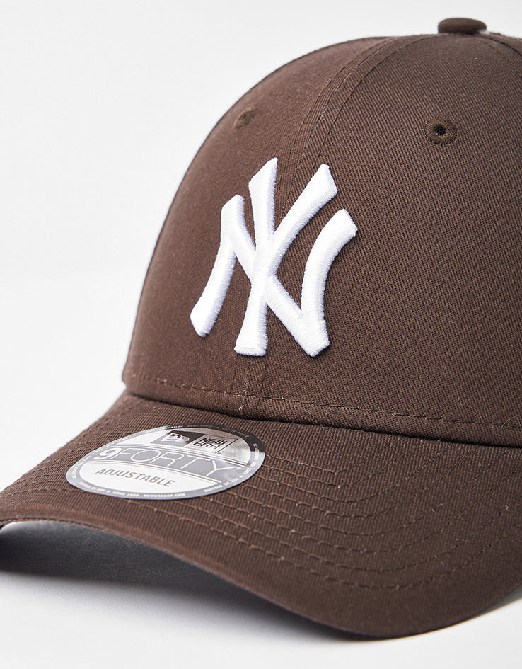 New Era New York Yankees League Essential 9FORTY® Strapback Cap - Dark Brown