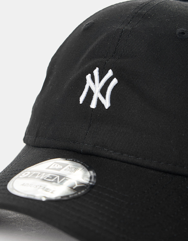 New Era New York Yankees Mini Logo 9TWENTY® Strapback Cap - Black/White