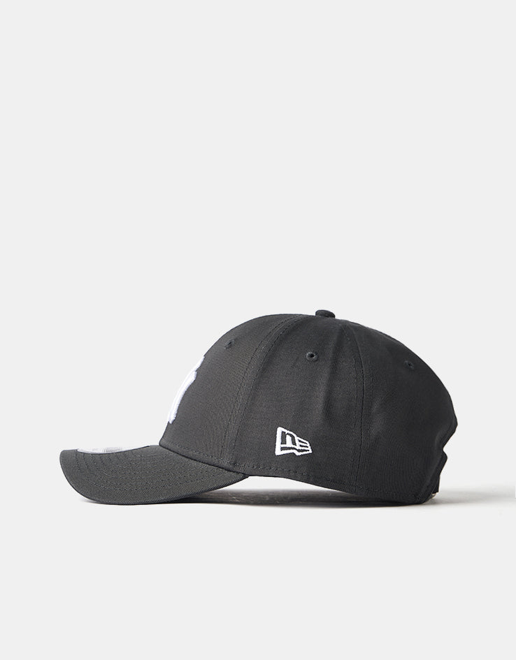 New Era New York Yankees League Essential 9FORTY® Strapback Cap - Charcoal